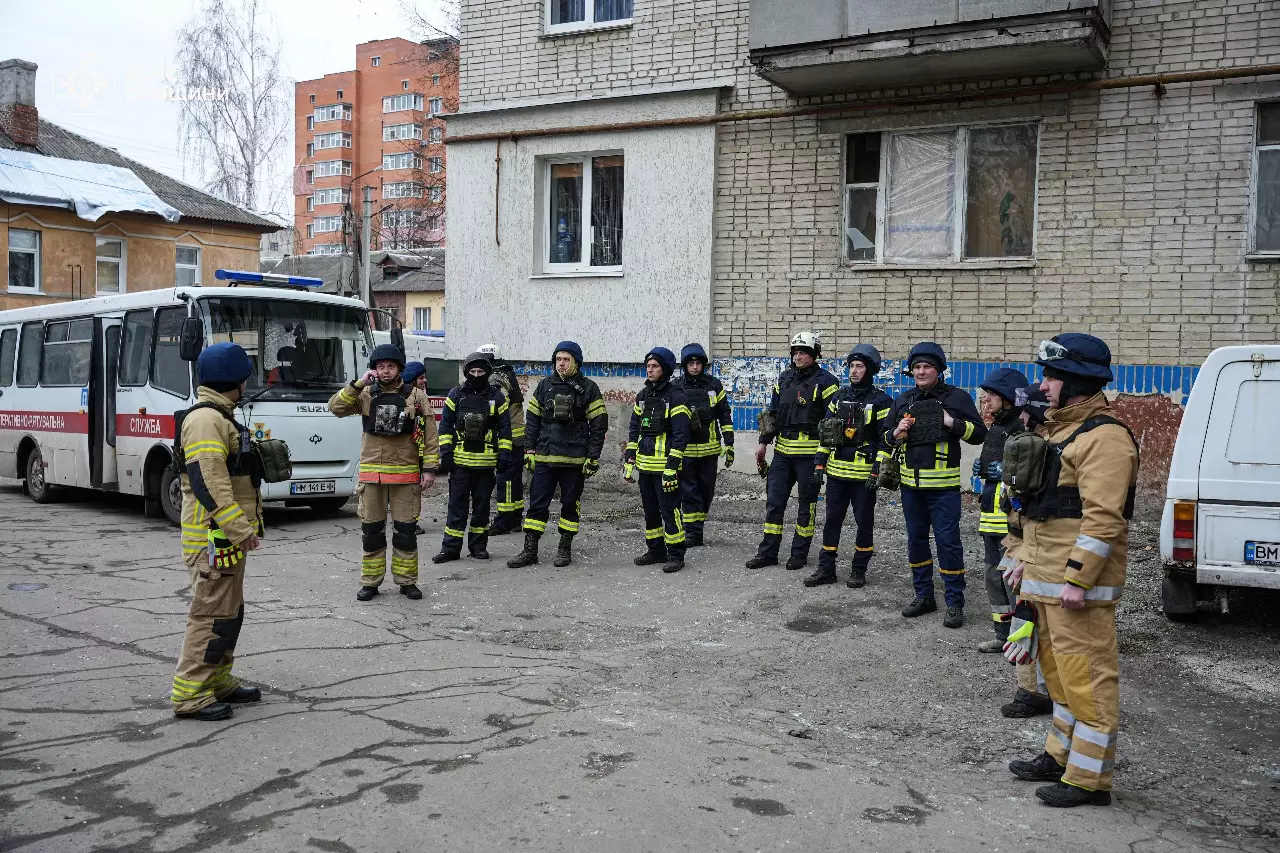 В пошкоджених багатоповерхових житлових будинках, верхолази ДСНС проводять демонтаж аварійних конструкцій.