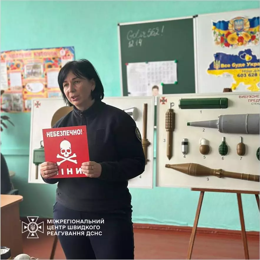 Інструктори з навчання мінної безпеки завітали до педагогічних колективів навчальних закладів та провели інформативне заняття з безпеки життєдіяльності.
