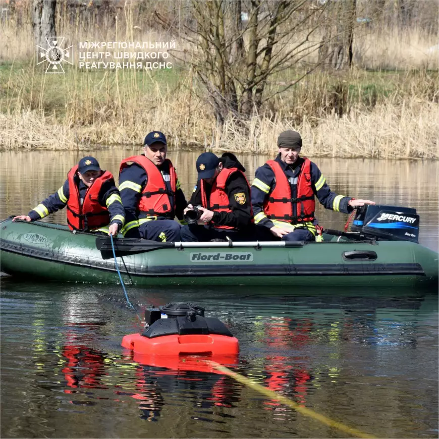 перевірили герметичність та роботу плавзасобів на воді.