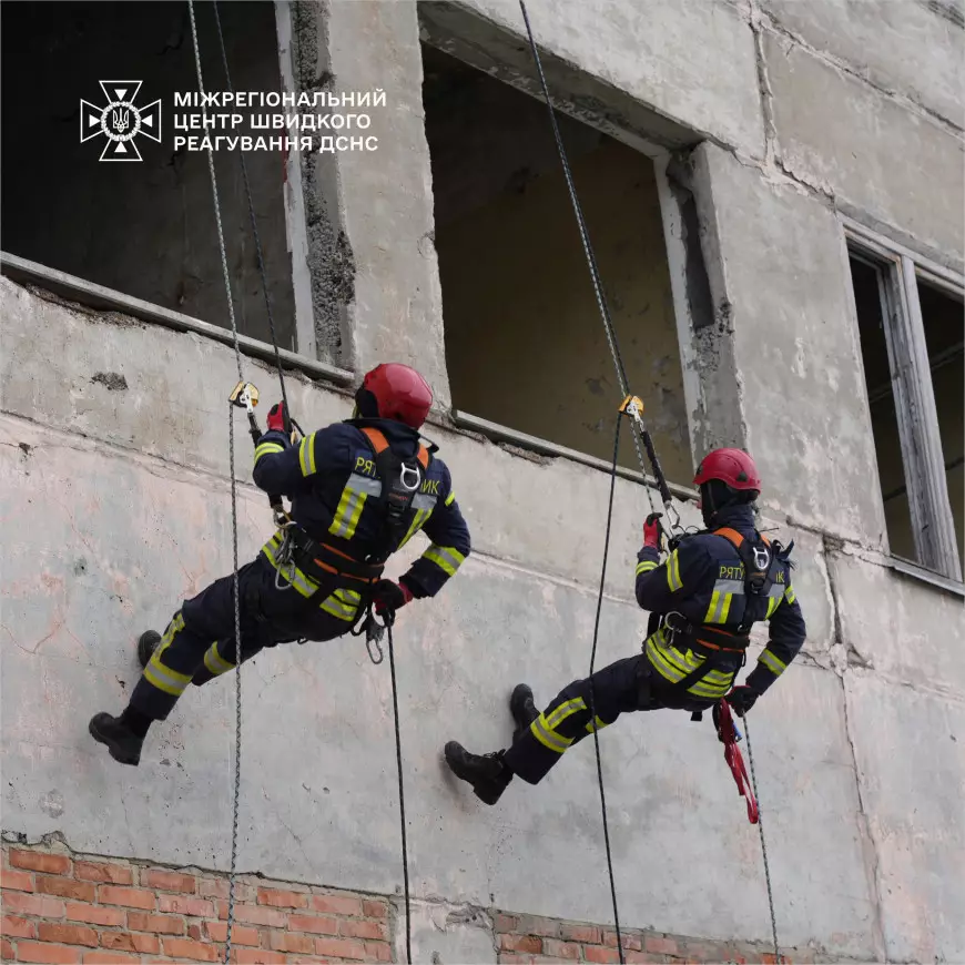 У Міжрегіональному центрі швидкого реагування ДСНС України відбувся тренувальний семінар з верхолазної підготовки.