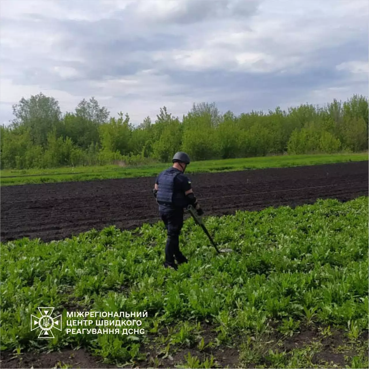 Попри всі ризики, піротехнічні розрахунки Міжрегіонального центру швидкого реагування ДСНС України продовжують розміновувати території України.