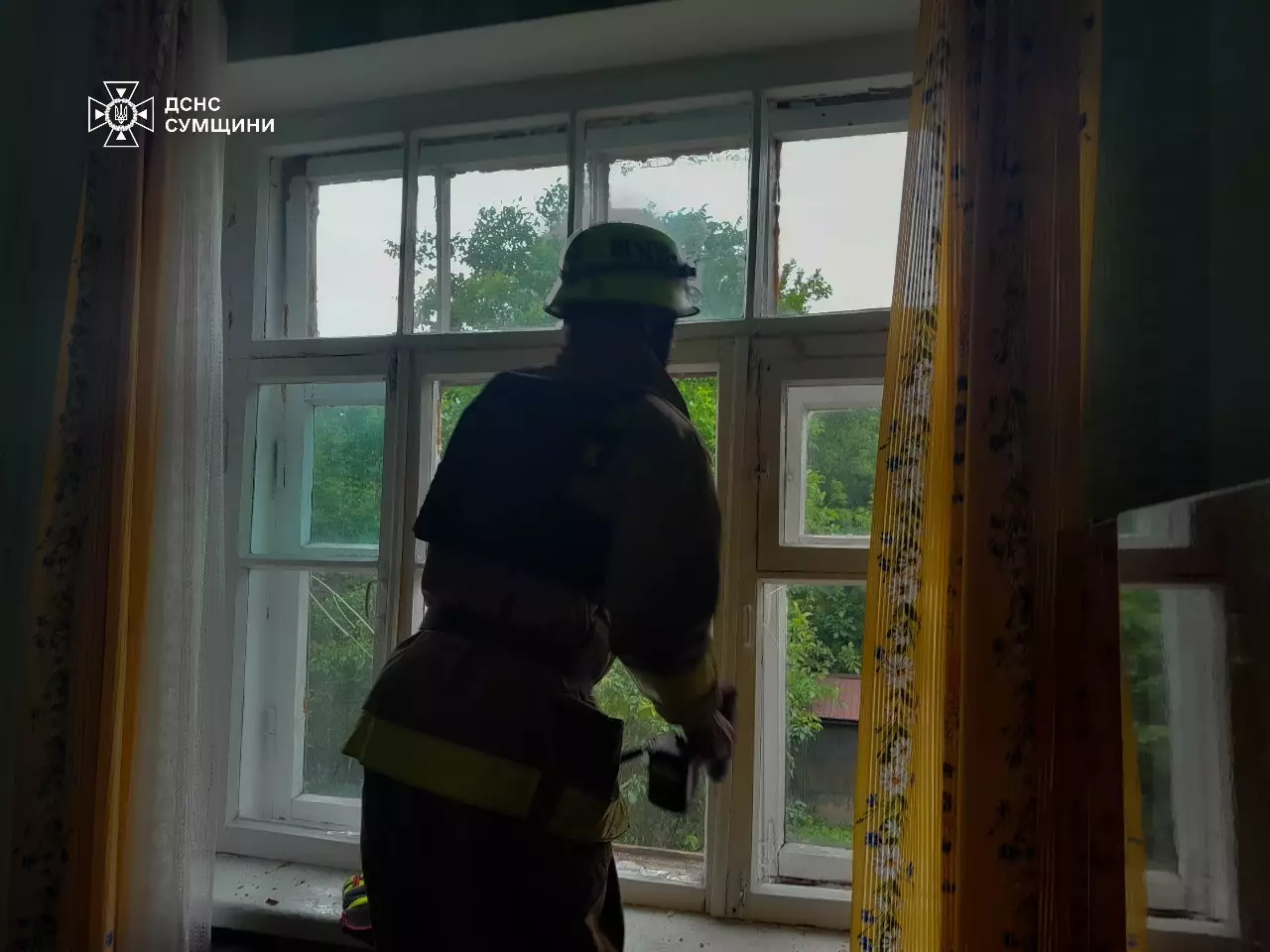 17 червня в Конотопі рятувальники проводили аварійно-відновлювальні роботи у житлових будинках, пошкоджених внаслідок ворожої атаки.