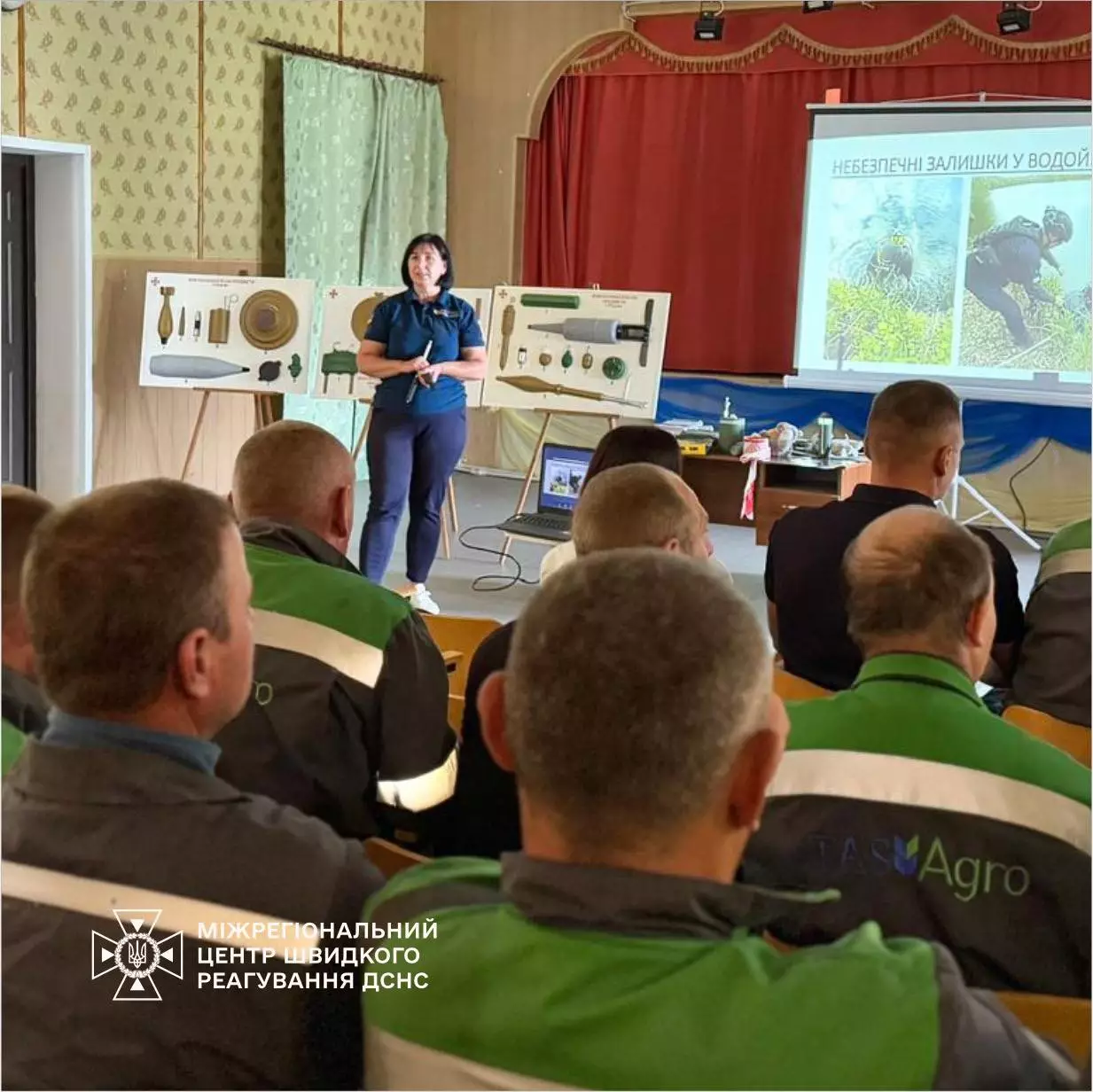 Рятувальники Міжрегіонального центру швидкого реагування ДСНС разом із колегами з Головного управління ДСНС у Чернігівській області завітали до аграріїв Талалаївської громади.