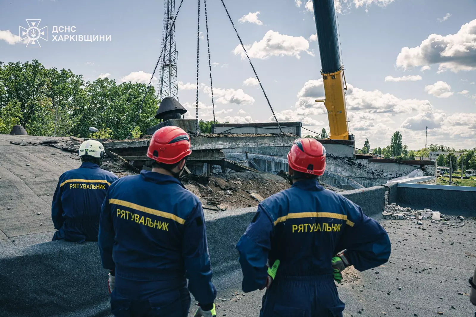 На Харківщині тривають масштабні аварійно-відновлювальні роботи на об’єктах цивільної інфраструктури, які зазнали ворожих обстрілів.