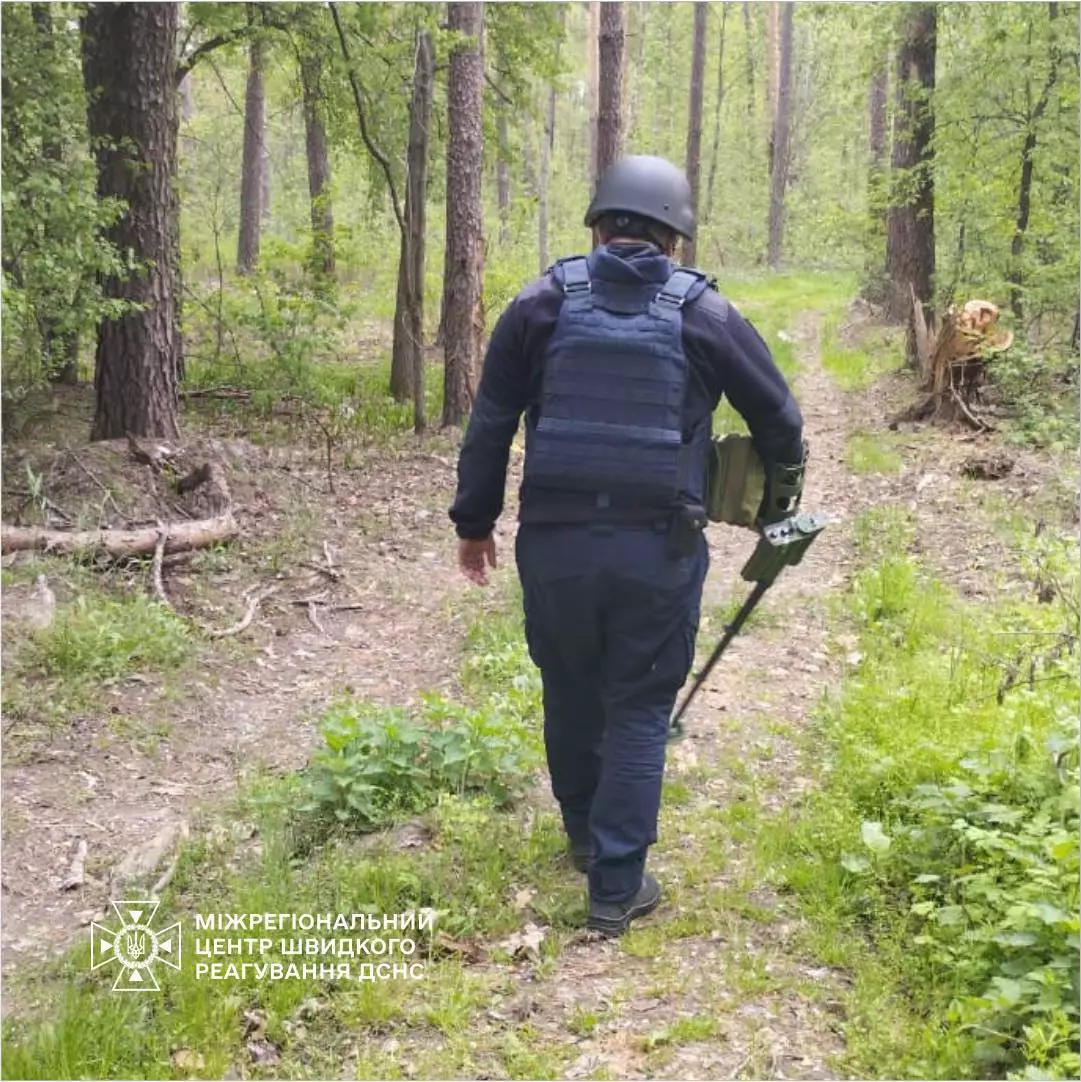 Піротехнічні розрахунки Міжрегіонального центру швидкого реагування ДСНС України продовжують розміновувати території України.