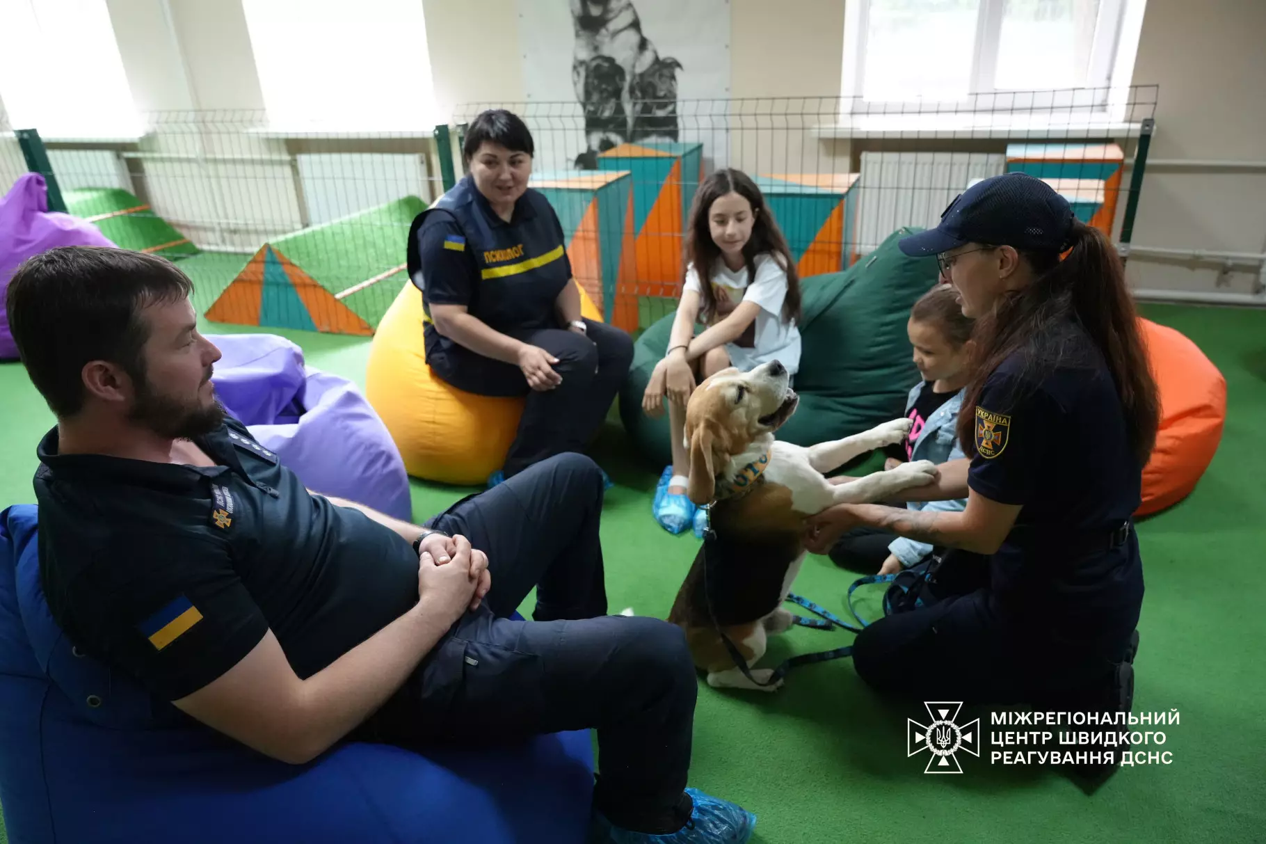 Днями фахівці відділу персоналу спільно з психологинею організували та провели комплексний відновлювальний захід для нашого рятувальника, який зазнав поранення під час виконання службових завдань, та його доньки.