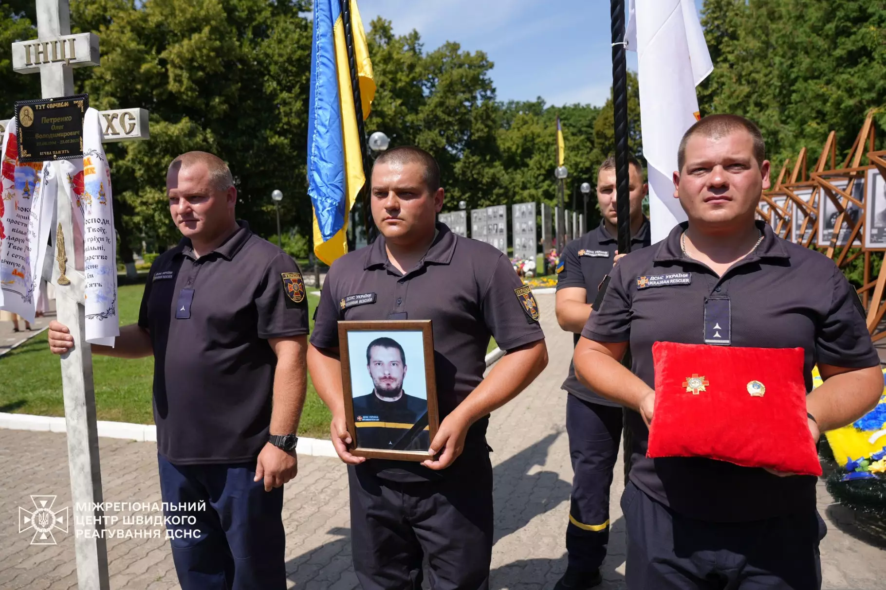 Сьогодні з глибоким болем колектив Міжрегіонального центру швидкого реагування ДСНС України провів в останню путь нашого колегу - сержанта служби цивільного захисту старшого сапера-оператора Олега Петренка.