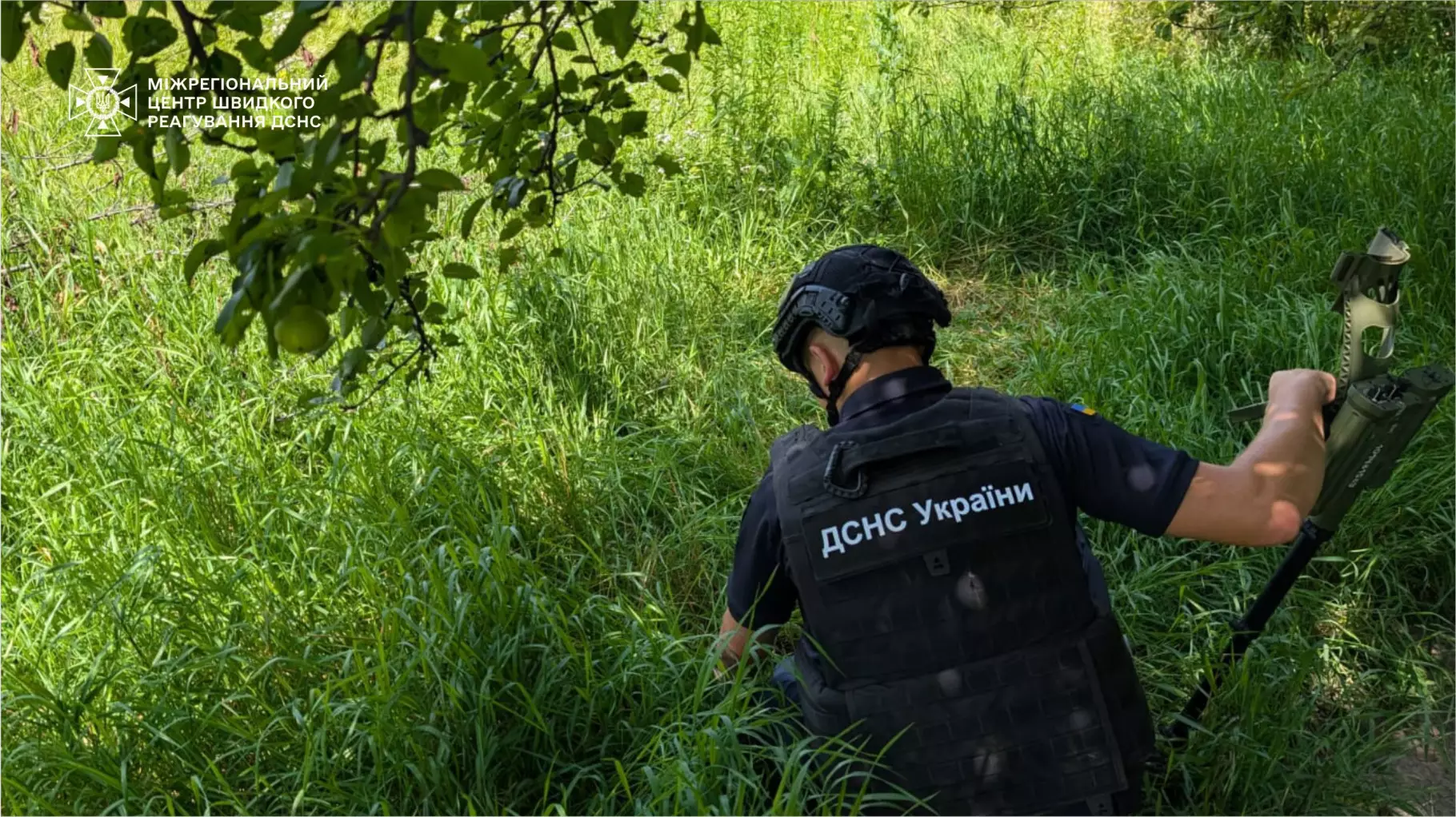 Піротехнічні розрахунки Міжрегіонального центру швидкого реагування ДСНС України продовжують розміновувати території України.