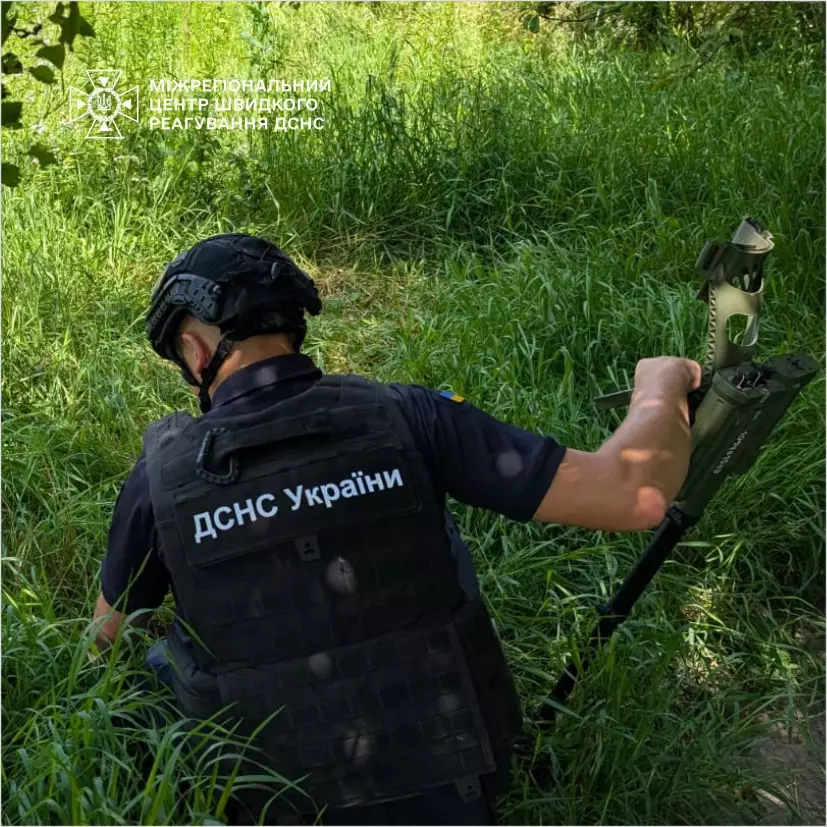Піротехнічні розрахунки Міжрегіонального центру швидкого реагування ДСНС України продовжують розміновувати території України.