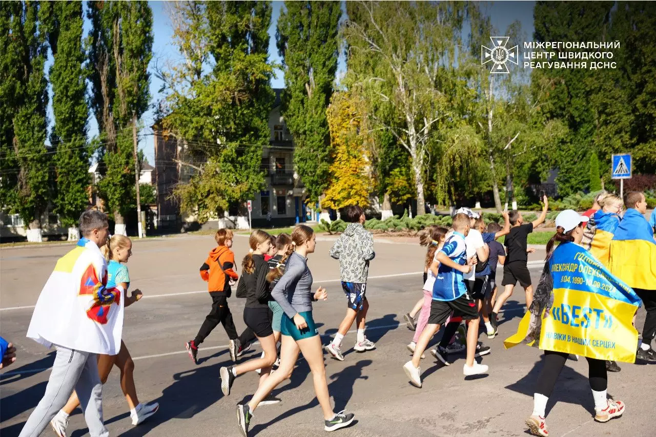 Сьогодні в м.Ромни відбувся 8-й Всеукраїнський забіг "Шаную Воїнів, біжу за Героїв України", до якого долучились рятувальники Міжрегіонального центру швидкого реагування ДСНС України.