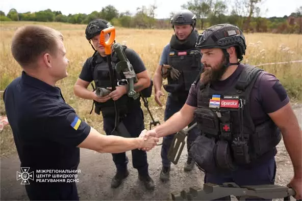 Днями, в рамках робочої поїздки, керівник Міжрегіонального центру швидкого реагування ДСНС України Сергій КЛІЩЕНКО відвідав піротехнічні розрахунки, які перебувають на ротації та щодня звільняють українську землю від смертоносного металу.