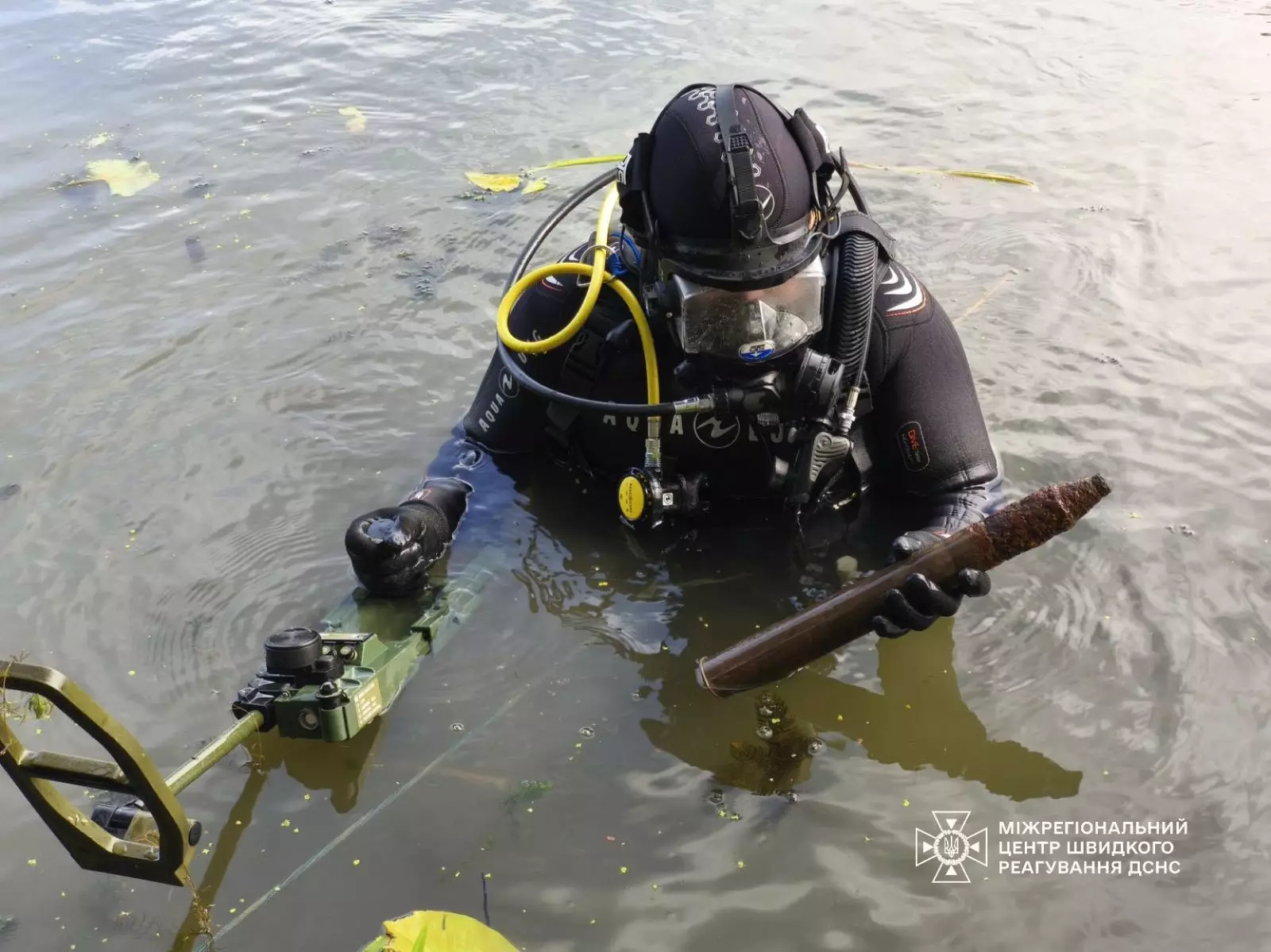 Щодня фахівці групи підводного розмінування Міжрегіонального центру швидкого реагування ДСНС пірнають у глибини водойм на Сумщині