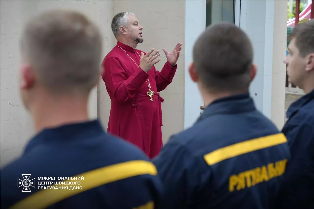 Напередодні професійного свята рятувальники зібралися на спільну молитву.