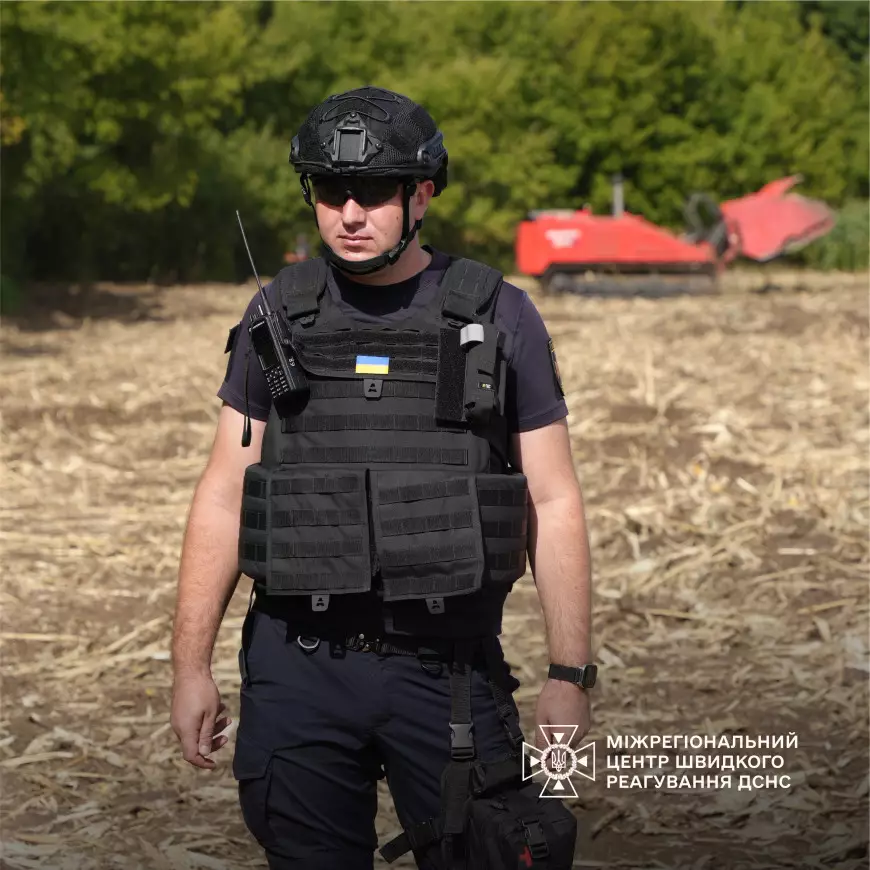 Піротехнічні розрахунки Міжрегіонального центру швидкого реагування ДСНС України продовжують розміновувати території України.