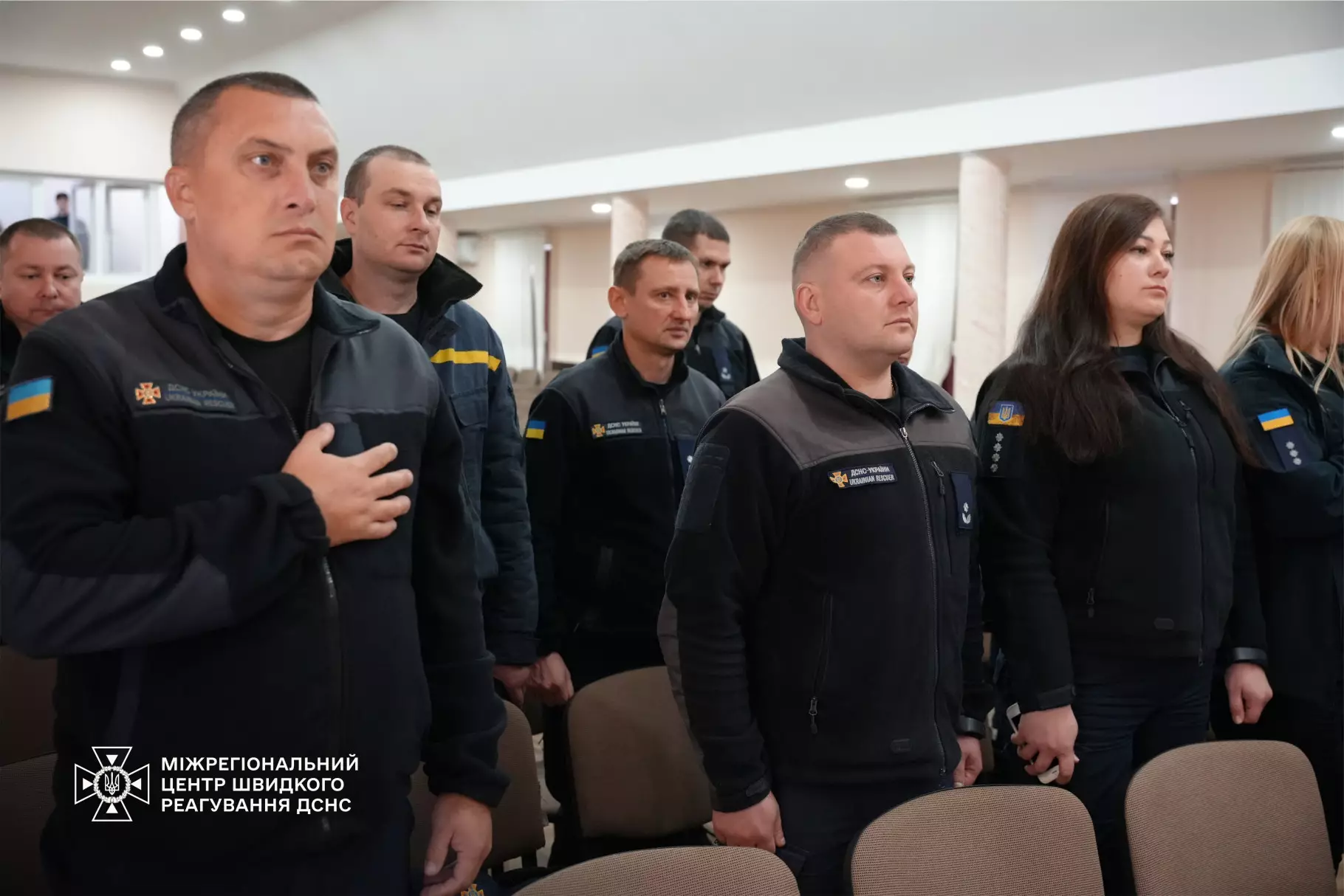 Присутні вшанували світлу пам’ять, силу духу, стійкість і героїчні подвиги всіх захисників та захисниць, які загинули внаслідок збройної агресії проти України хвилиною мовчання.