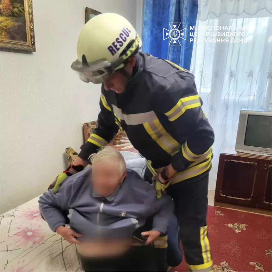 1 жовтня до Міжрегіонального центру швидкого реагування ДСНС України надійшло повідомлення з проханням надати допомогу у відчиненні дверей квартири в багатоповерховому житловому будинку в місті Ромни.