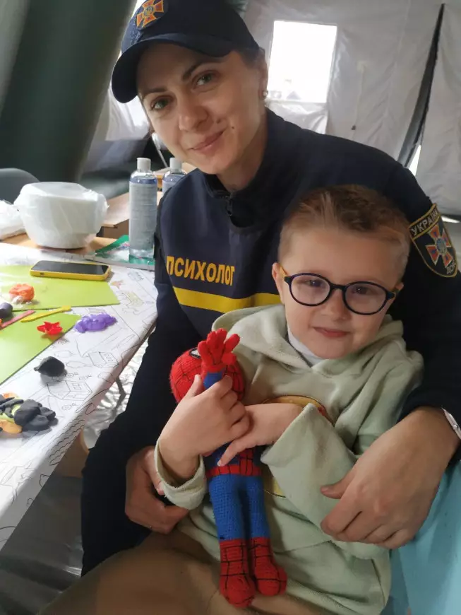 Психологи ДСНС і надалі надаватимуть невідкладну підтримку на місцях, а також зможуть спрямовувати постраждалих до програм допомоги ЮНІСЕФ та інших партнерів.