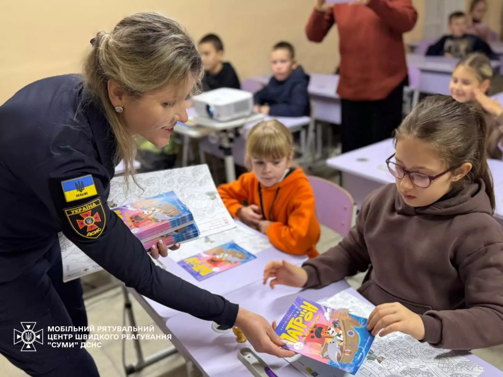 Інструктори відділення навчання з мінної безпеки провели безпековий захід для учнів одного із навчальних закладів Буринської громади.