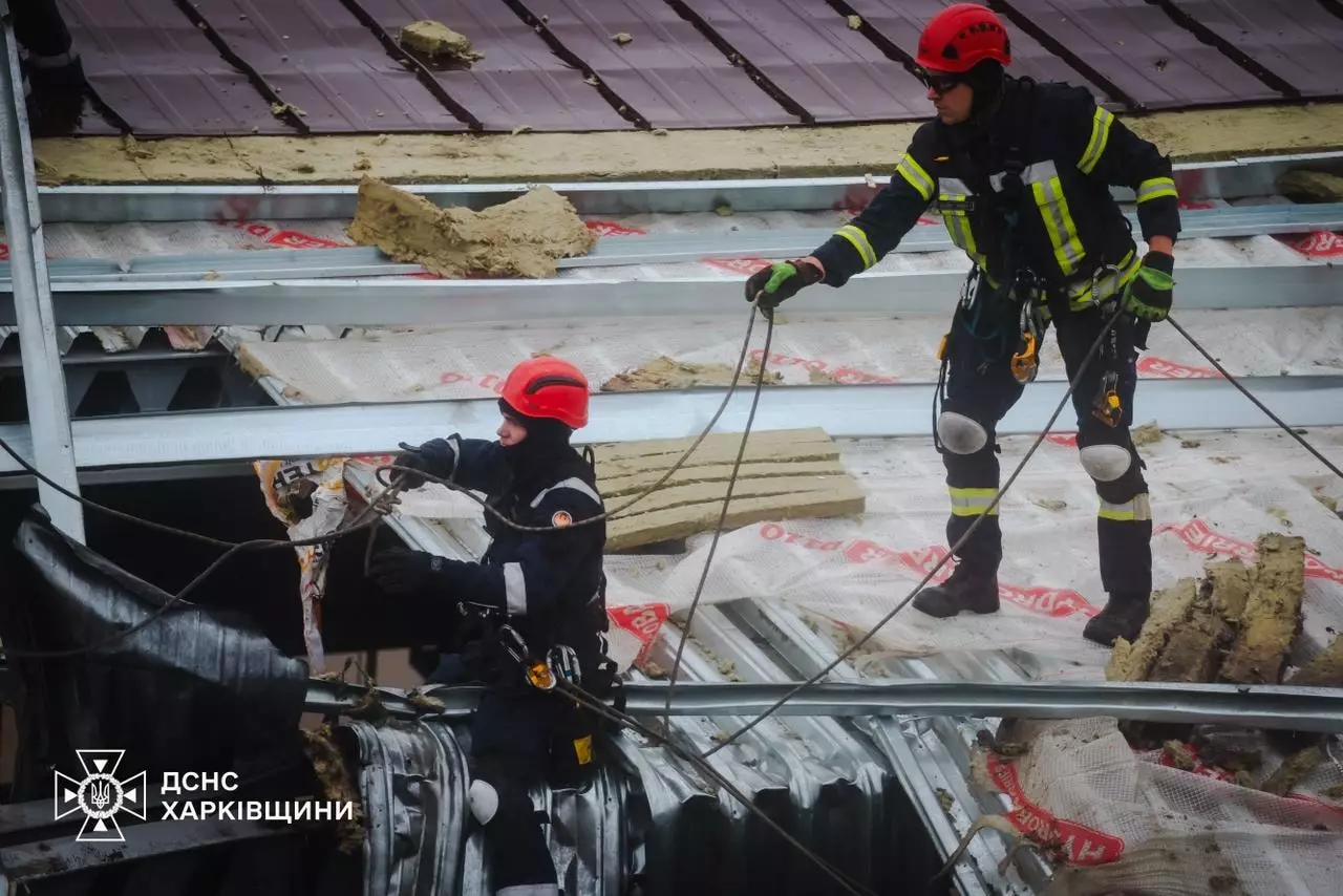 Після чергових ворожих обстрілів на Харківщині рятувальники ДСНС цілодобово працюють над відновленням систем життєзабезпечення населених пунктів.