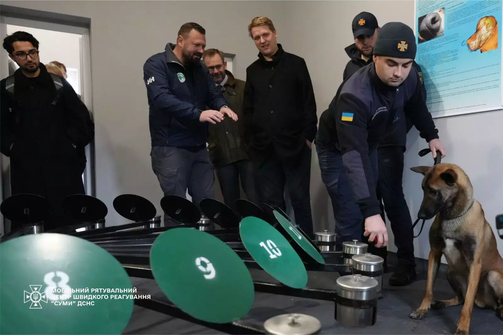 Під час зустрічі гості ознайомилися з результатами реалізації спільного проєкту Норвезької народної допомоги, спрямованого на посилення спроможностей ДСНС України у використанні мінно-пошукових собак у процесах гуманітарного розмінування.