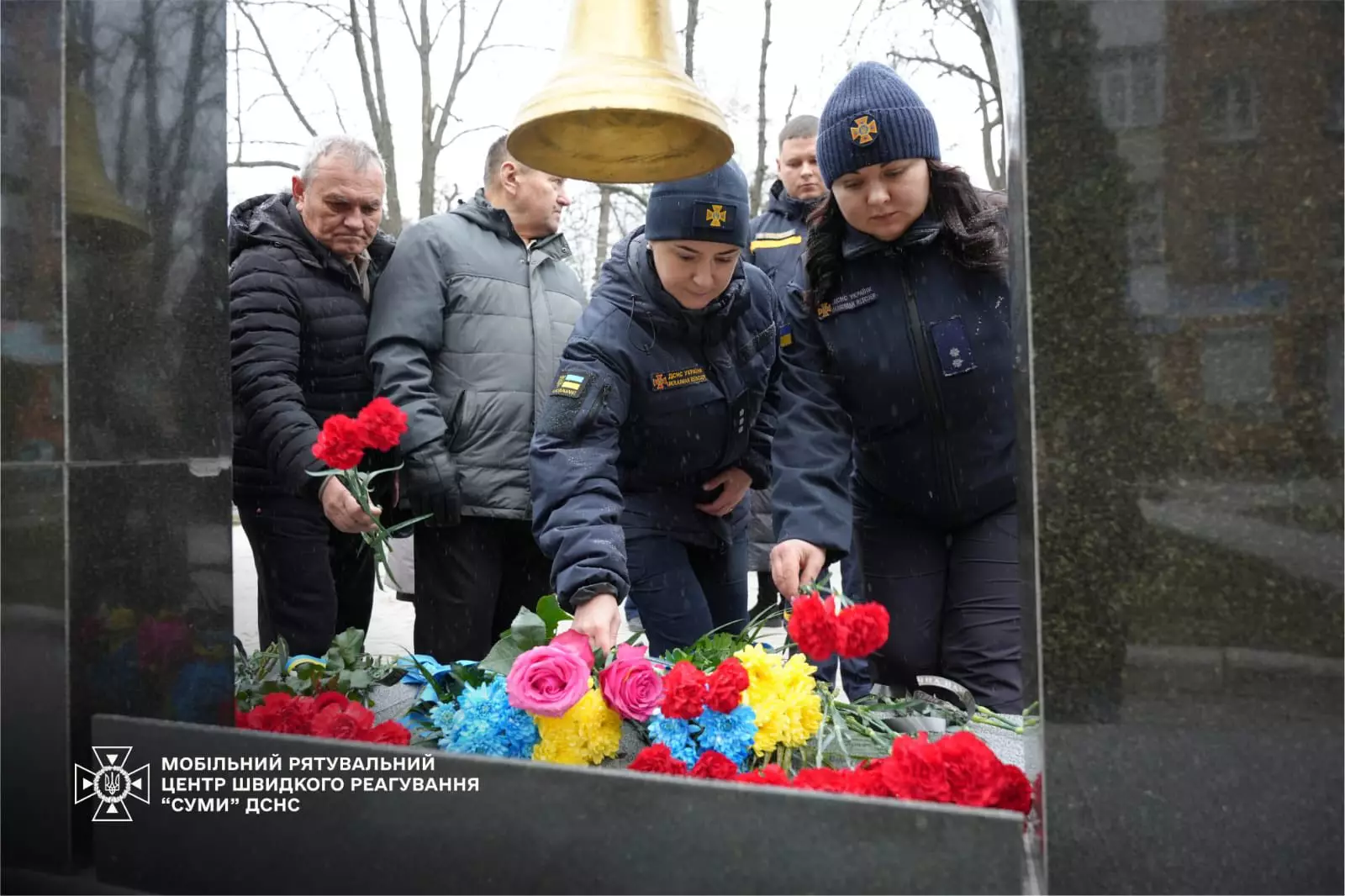 Сьогодні, у День вшанування учасників ліквідації наслідків аварії на Чорнобильській АЕС рятувальники Мобільного рятувального центру швидкого реагування «Суми» ДСНС України долучилися до пам’ятних заходів