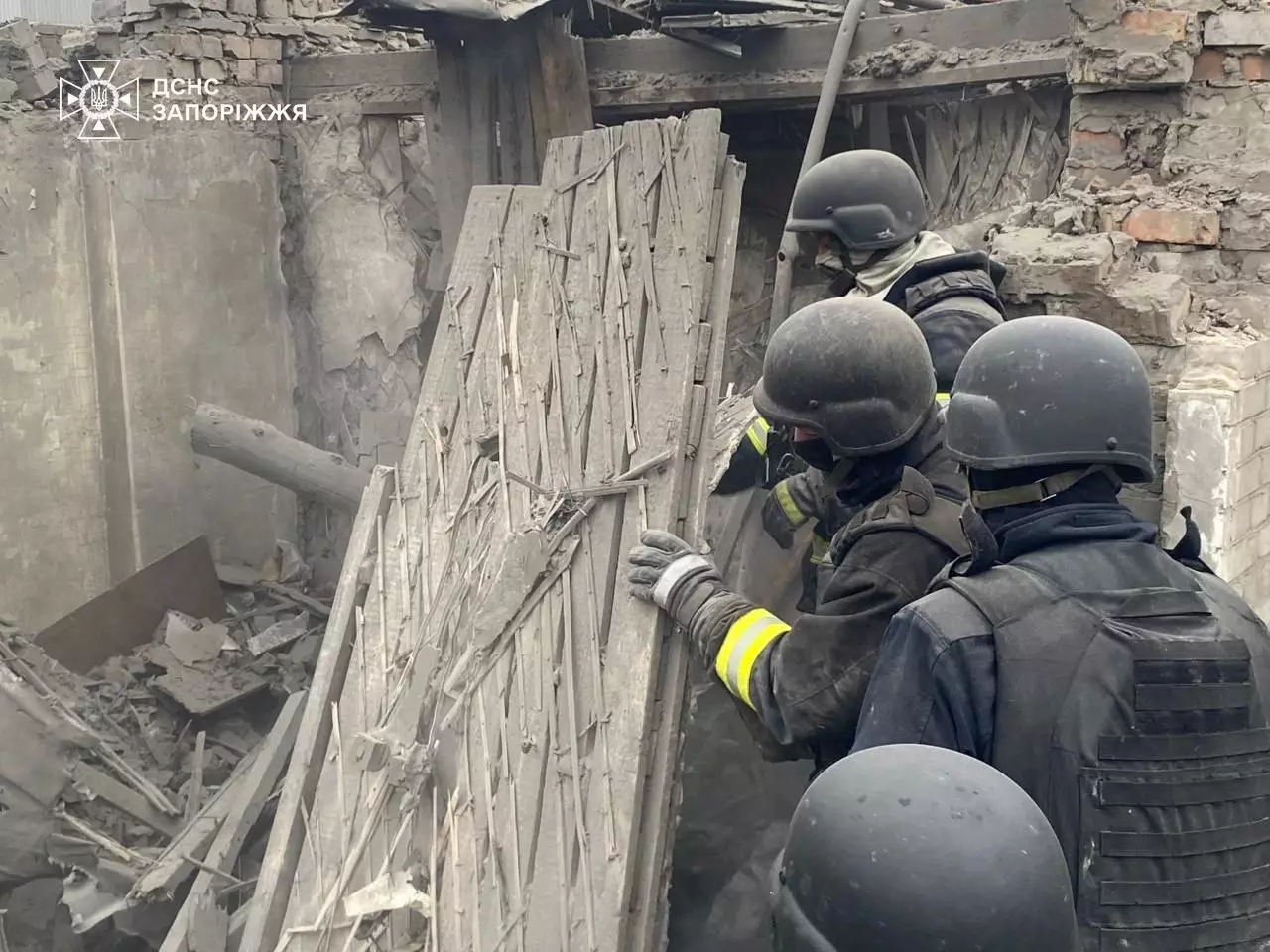 У Запоріжжі на місці частково зруйнованого внаслідок російського авіаудару 2-поверхового житлового будинку тривають пошуково-рятувальні роботи.
