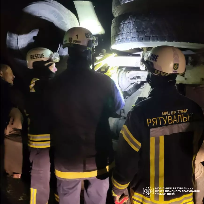 22 грудня 2025 року вночі до Мобільного рятувального центру швидкого реагування «Суми» надійшло повідомлення про дорожньо-транспортну пригоду на автошляху в селі Герасимівка.