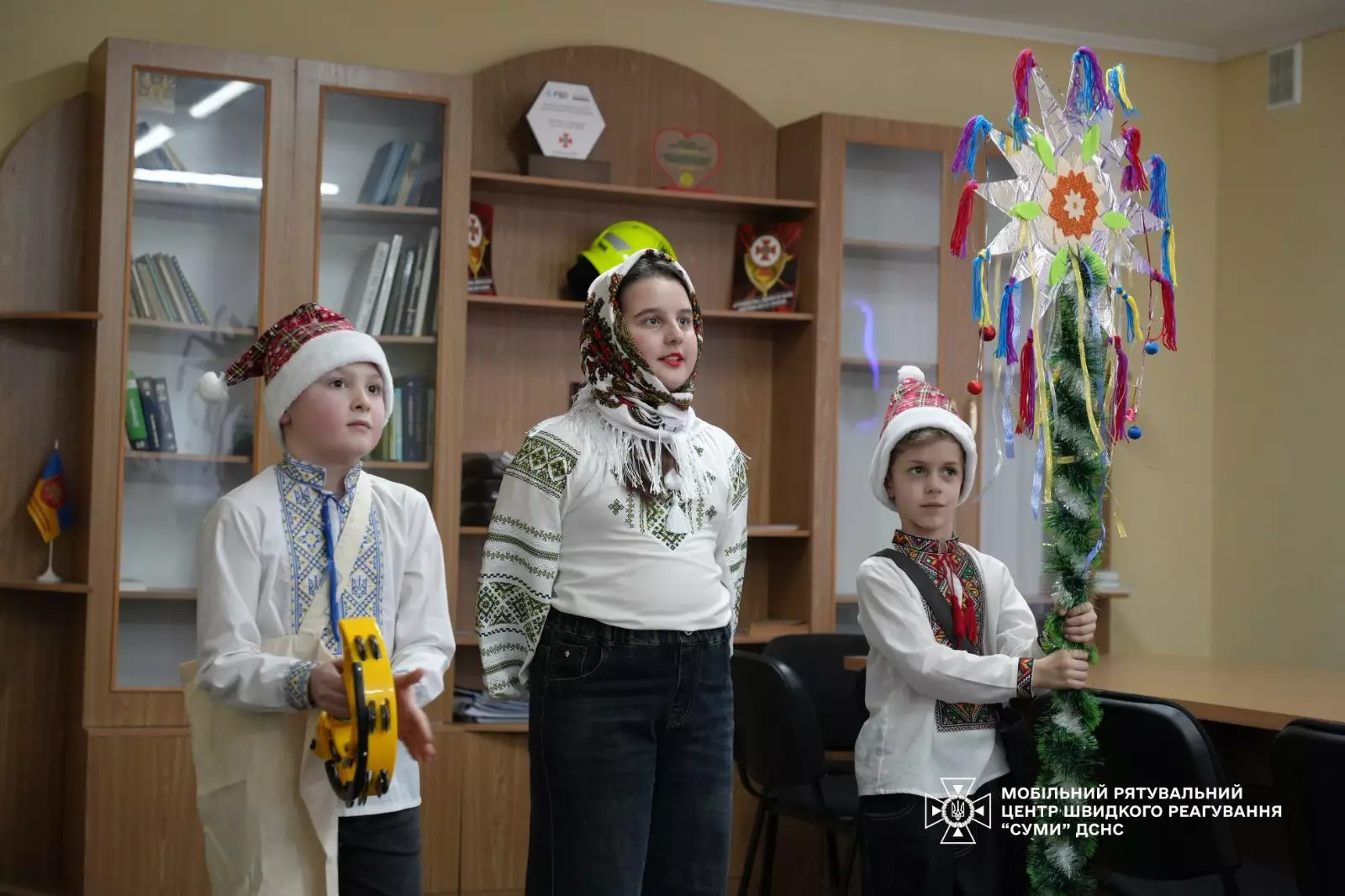 Сьогодні до Мобільного рятувального центру швидкого реагування «Суми» ДСНС України завітали діти із доброю новиною — різдвяною колядою.
