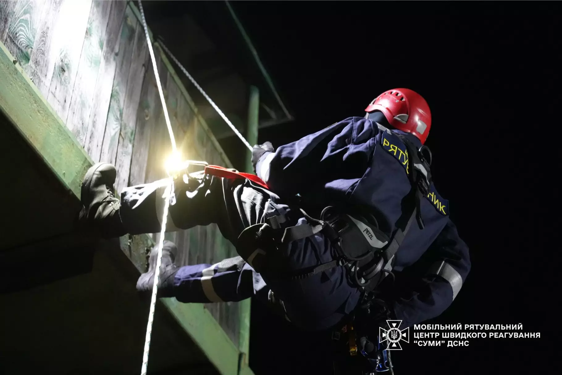 Днями в аварійно-рятувальній частині Центру молоді фахівці проходили тренування з виконання робіт на висоті.