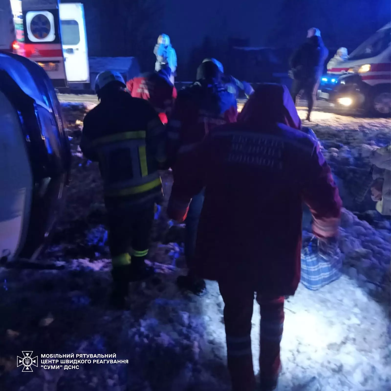 07 січня 2026 року до Мобільного рятувального центру швидкого реагування «Суми» надійшло повідомлення про дорожньо-транспортну пригоду, що сталася на Київському автошляху в Роменському районі. Прибувши на місце події, рятувальники встановили, що внаслідок ДТП транспортний засіб перекинувся на дах. За допомогою спеціального обладнання фахівці деблокували постраждалих з понівеченого автомобіля та передали працівникам екстреної медичної допомоги. Рятувальники діяли злагоджено та максимально обережно, адже кожен рух мав вирішальне значення. Наразі всі обставини дорожньо-транспортної пригоди з’ясовують працівники поліції. ❗️Шановні водії! Будьте уважні та відповідальні за кермом. Дотримання правил дорожнього руху — простий і надійний спосіб уберегти власне життя та життя інших учасників дорожнього руху.