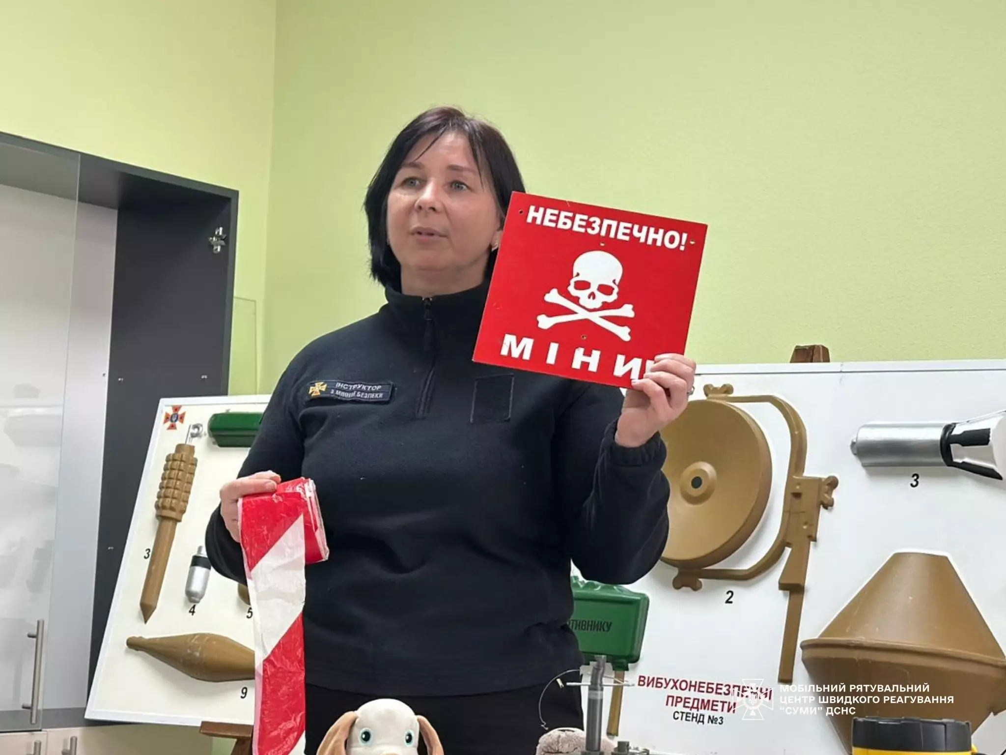 Інструктори з мінної безпеки продовжують інформувати населення про важливі правила безпеки.