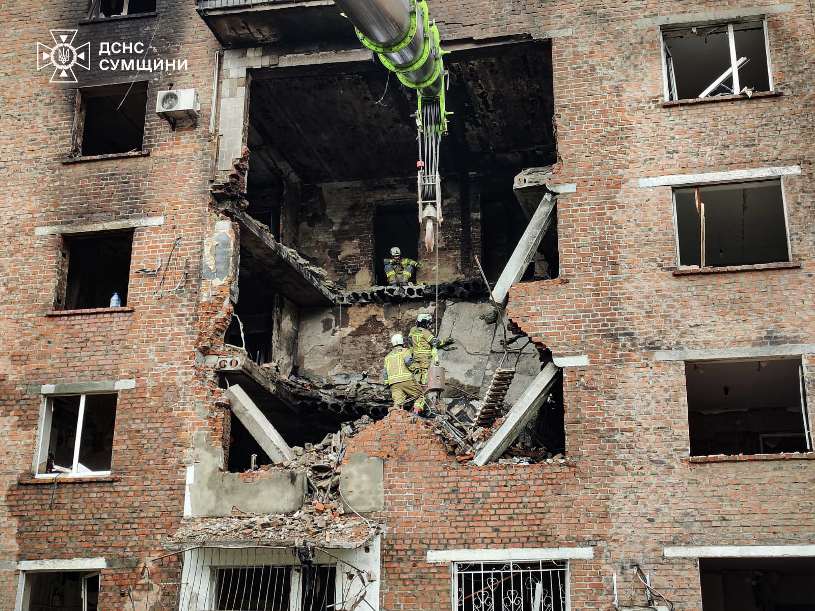 У Конотопі на місці нічної атаки співробітники ДСНС деблокували з-під завалів тіло загиблої людини